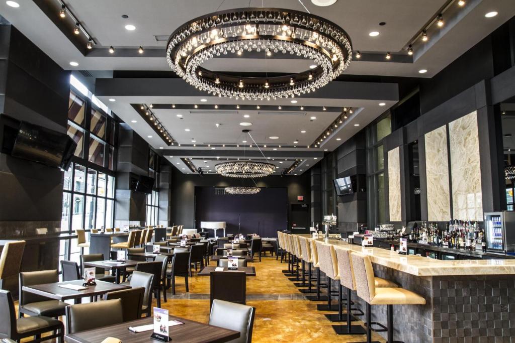 Elegant Niagara dining table for a premium hotel experience